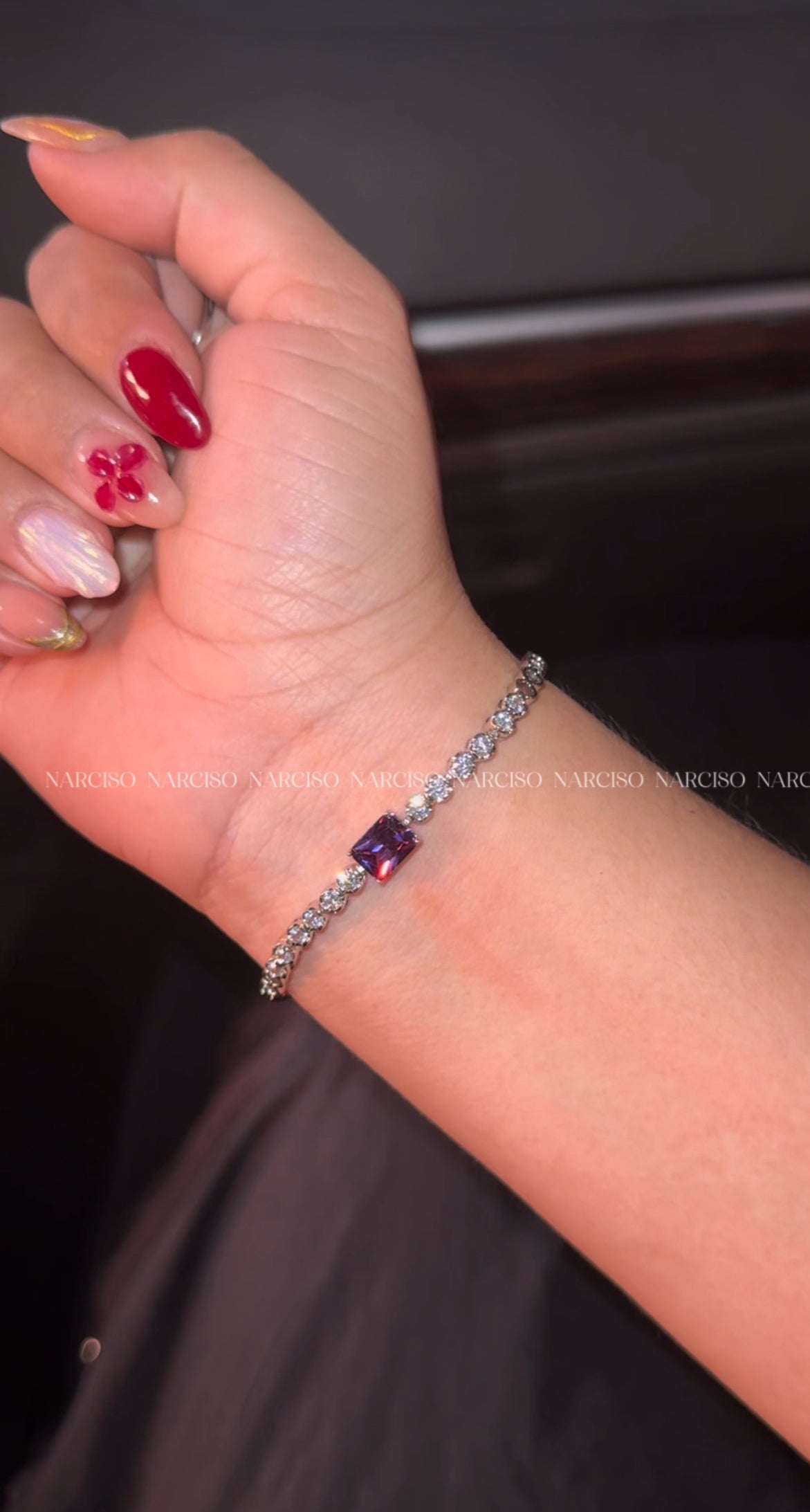 Brazalete plateado con morado