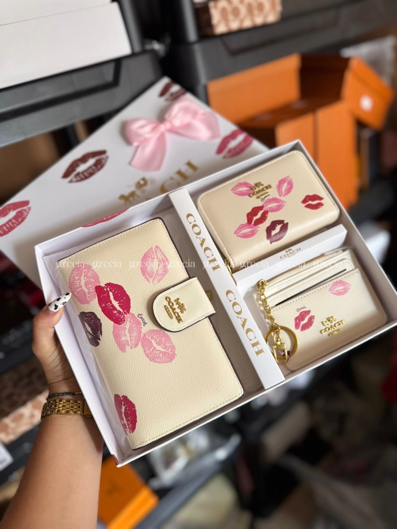 Set Coach blanco con besos