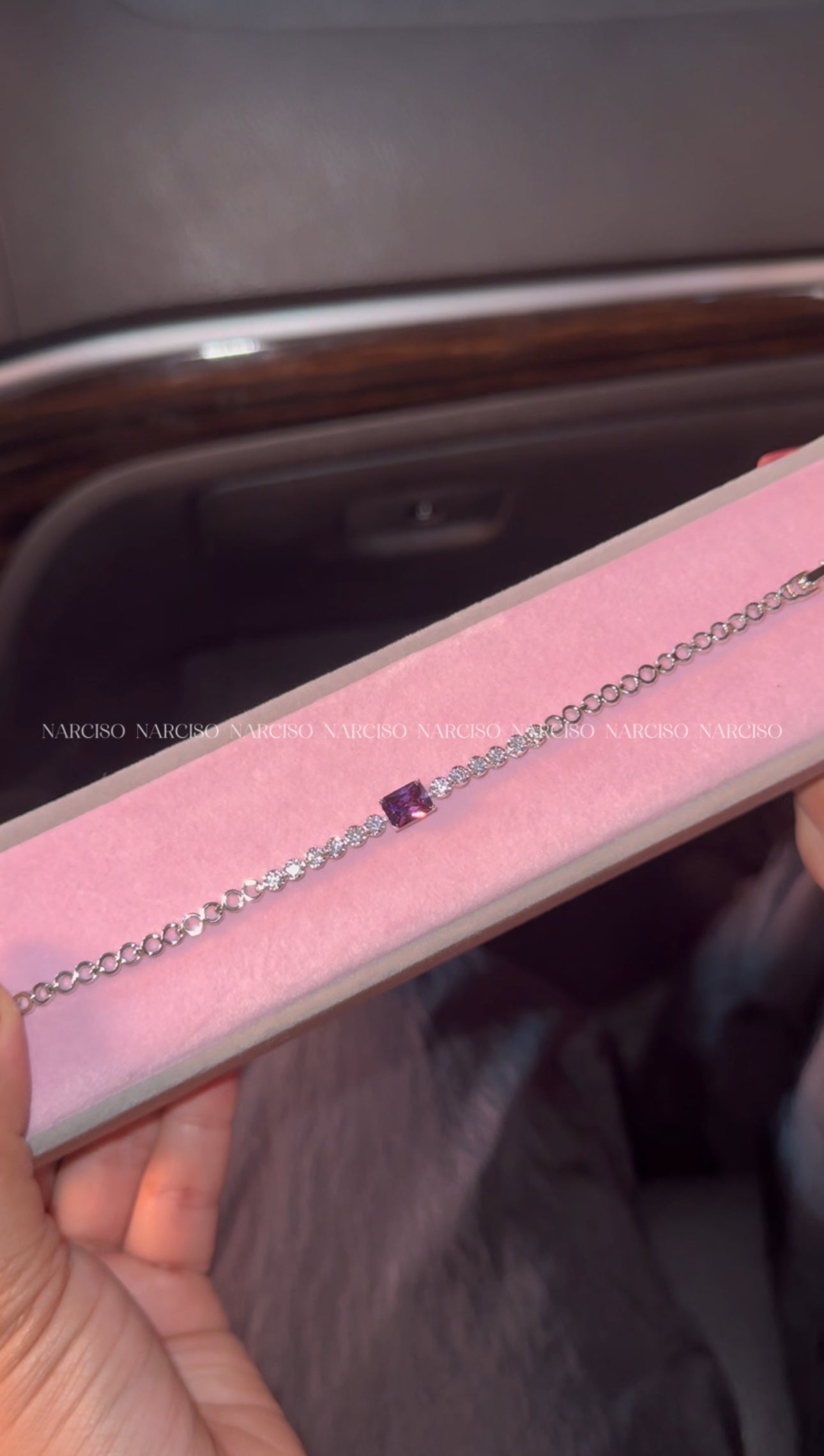 Brazalete plateado con morado
