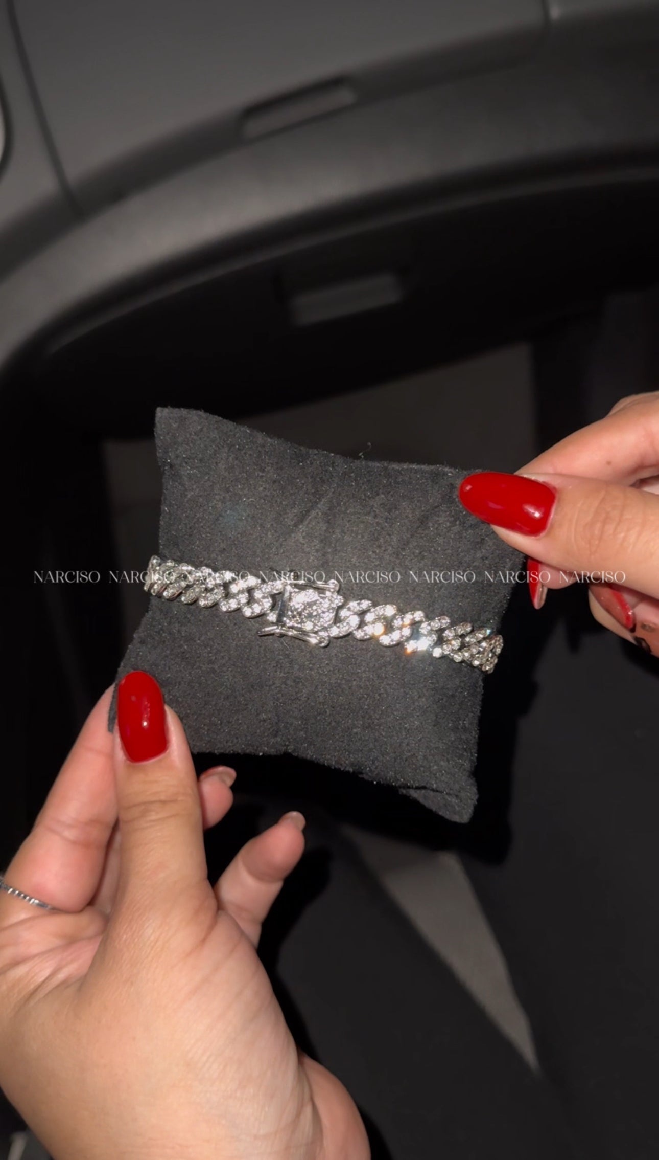 Brazalete brilloso con corazón en plateado