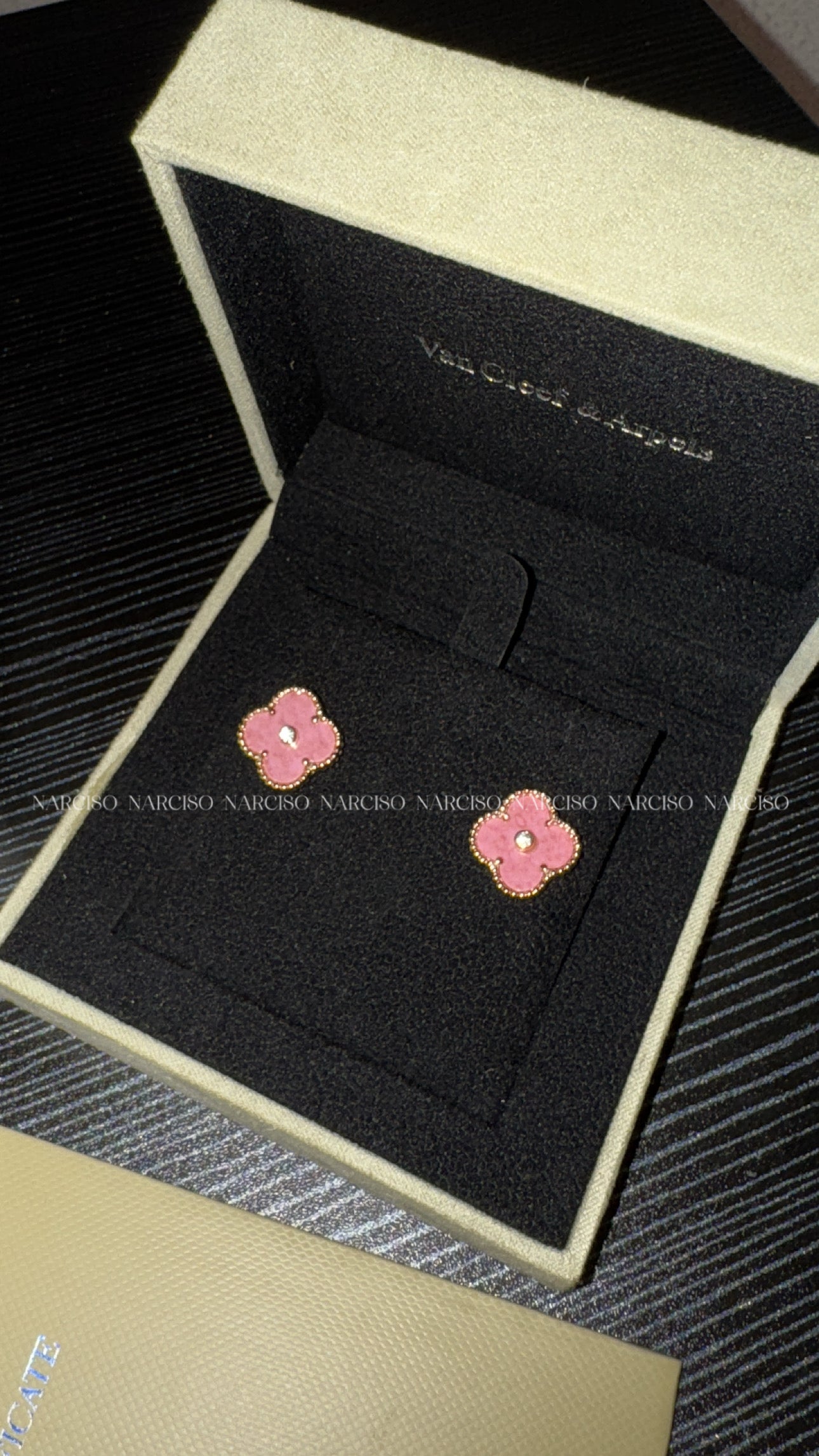 Aretes VC rosa con empaque