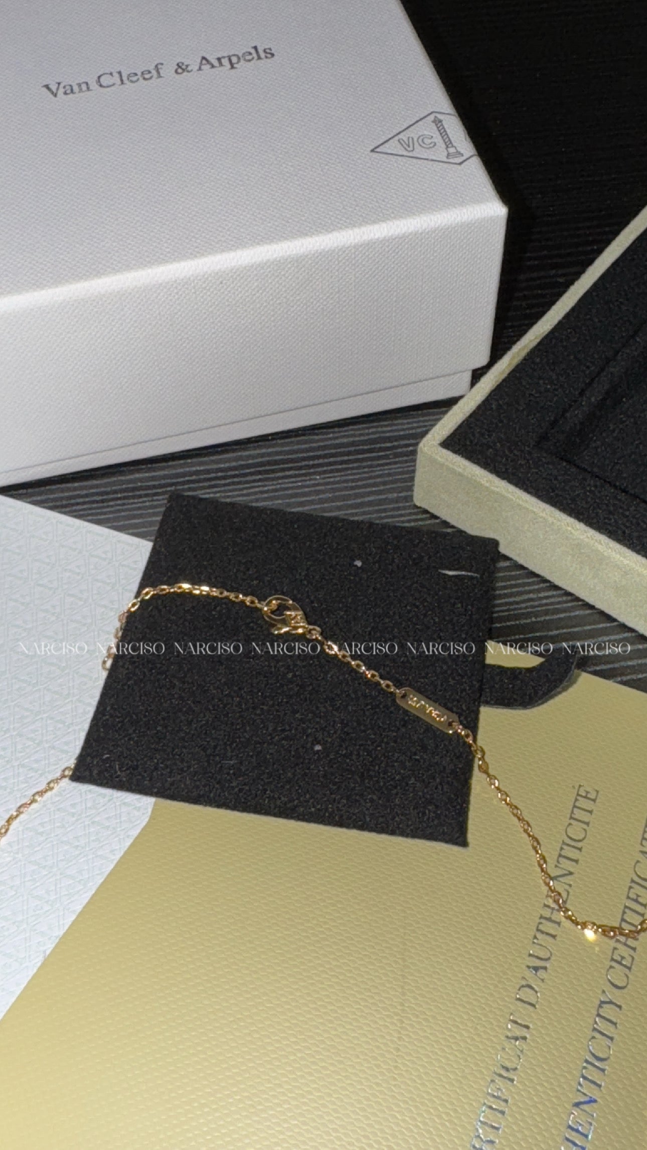 Collar VC blanco con empaque