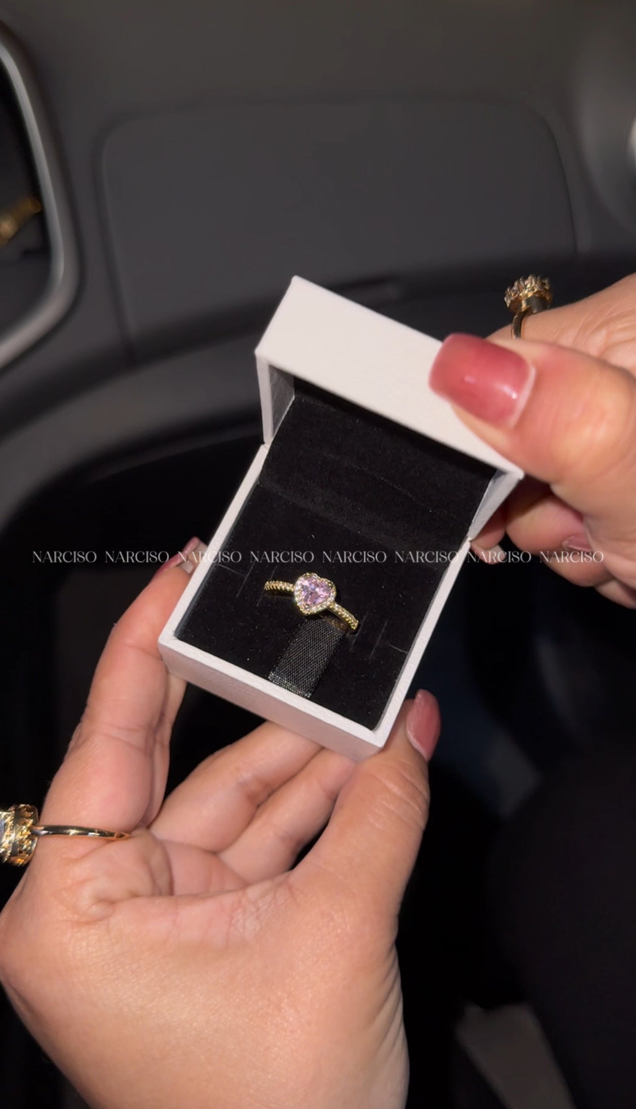 Anillo dorado Pandora corazón rosa