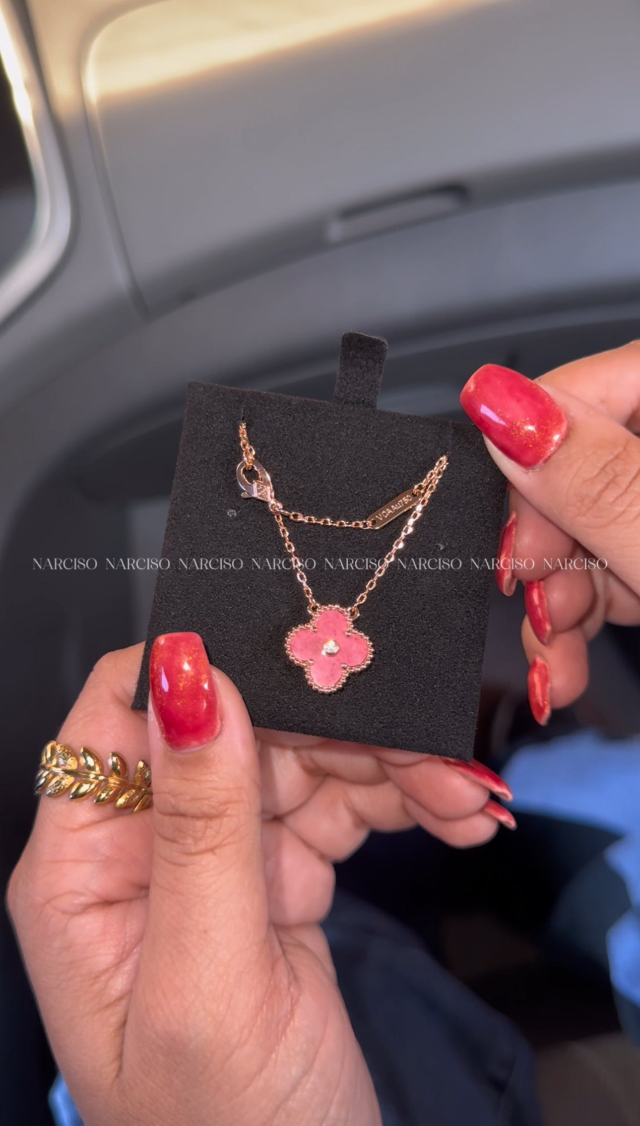 Collar VC rosa con empaque