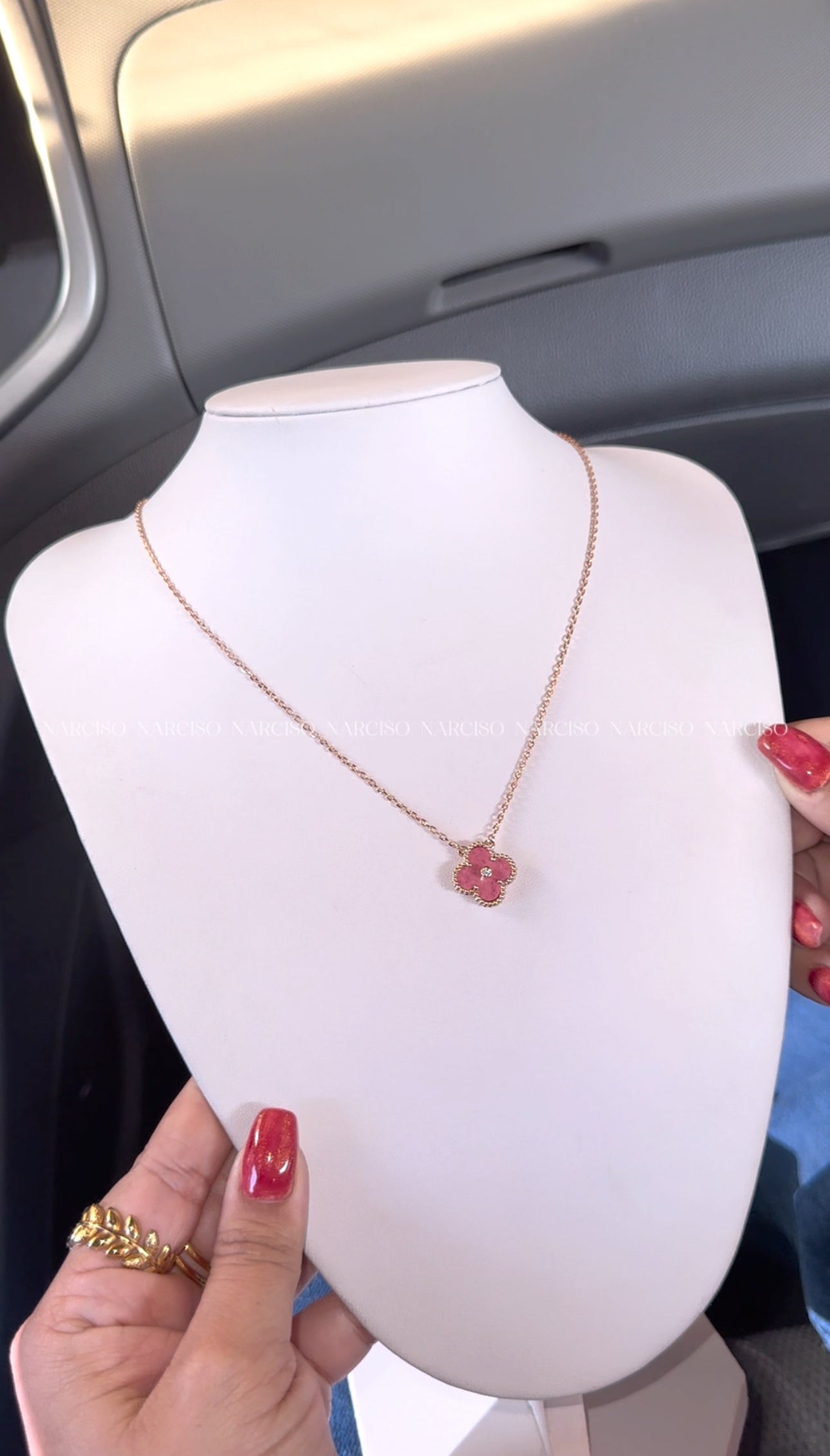 Collar VC rosa con empaque