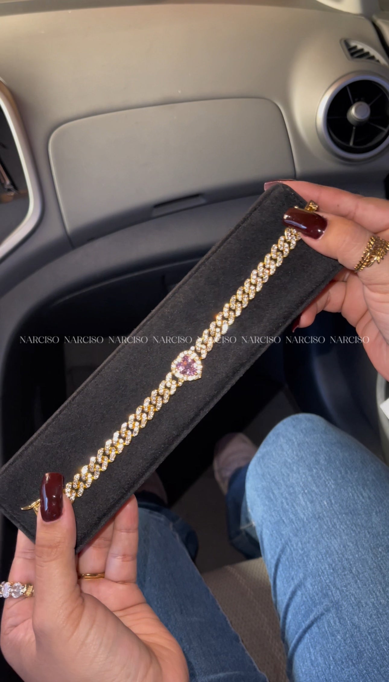 Brazalete brilloso con corazón rosa en dorado
