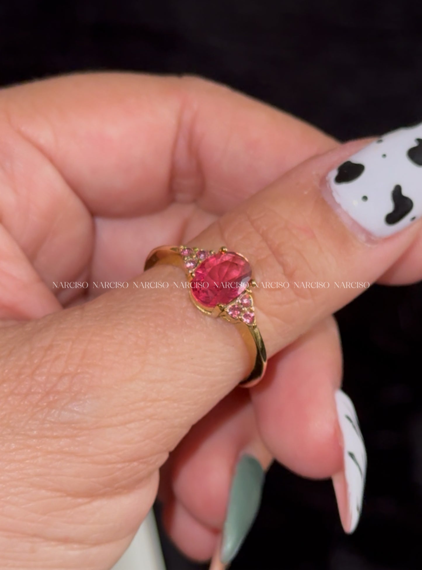 Anillo de promesa con cristales rojos