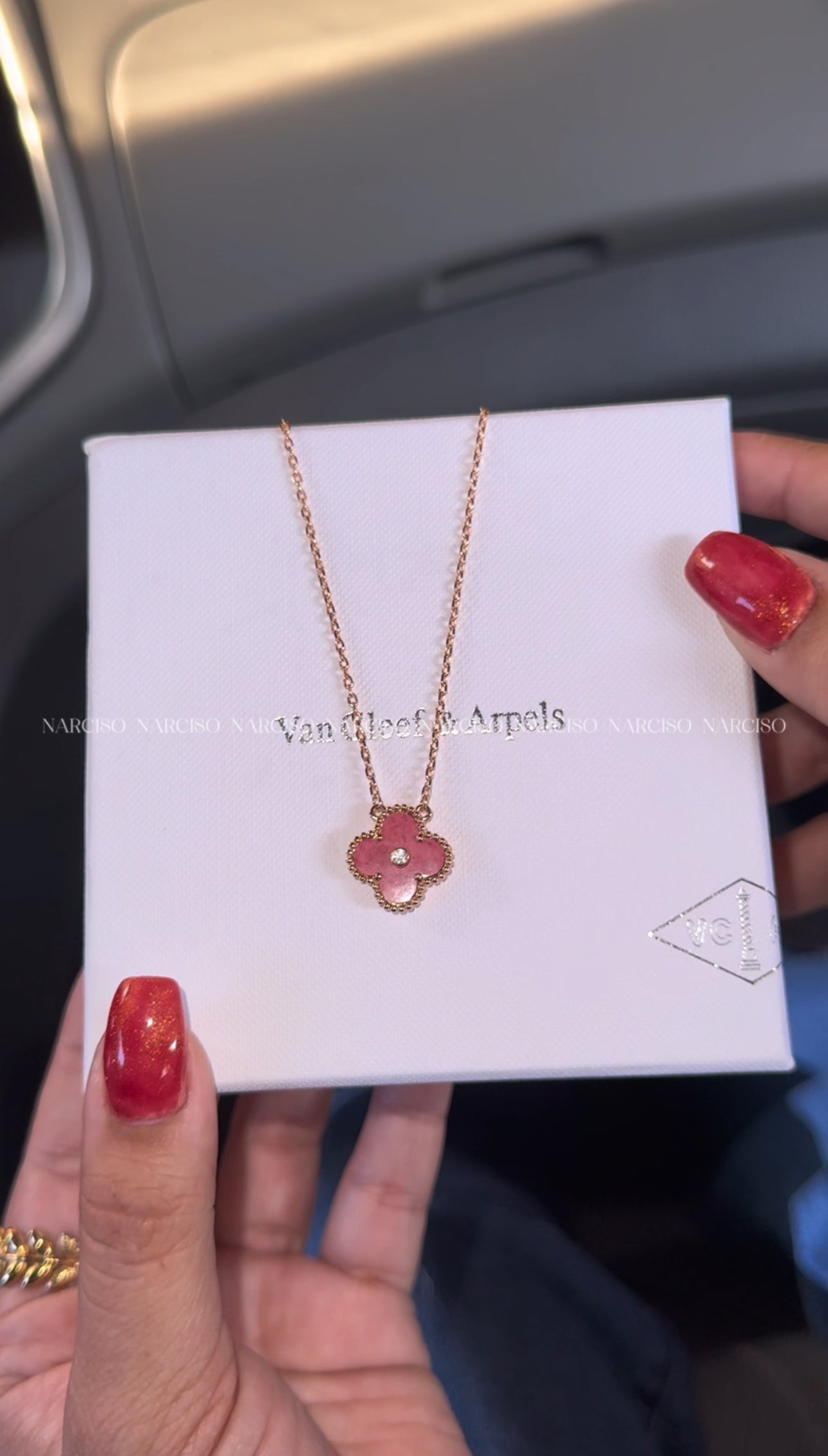 Collar VC rosa con empaque