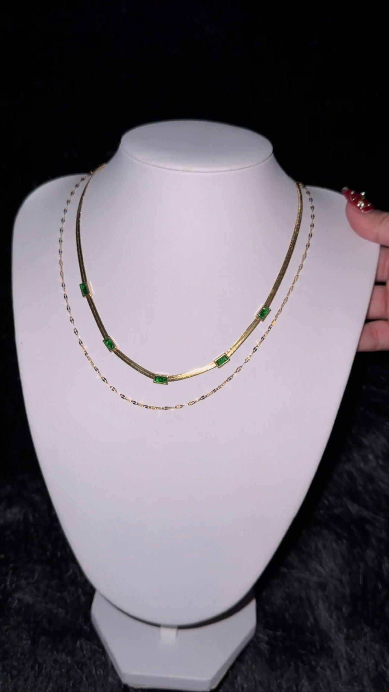 Collar doble dorado con circonitas verdes