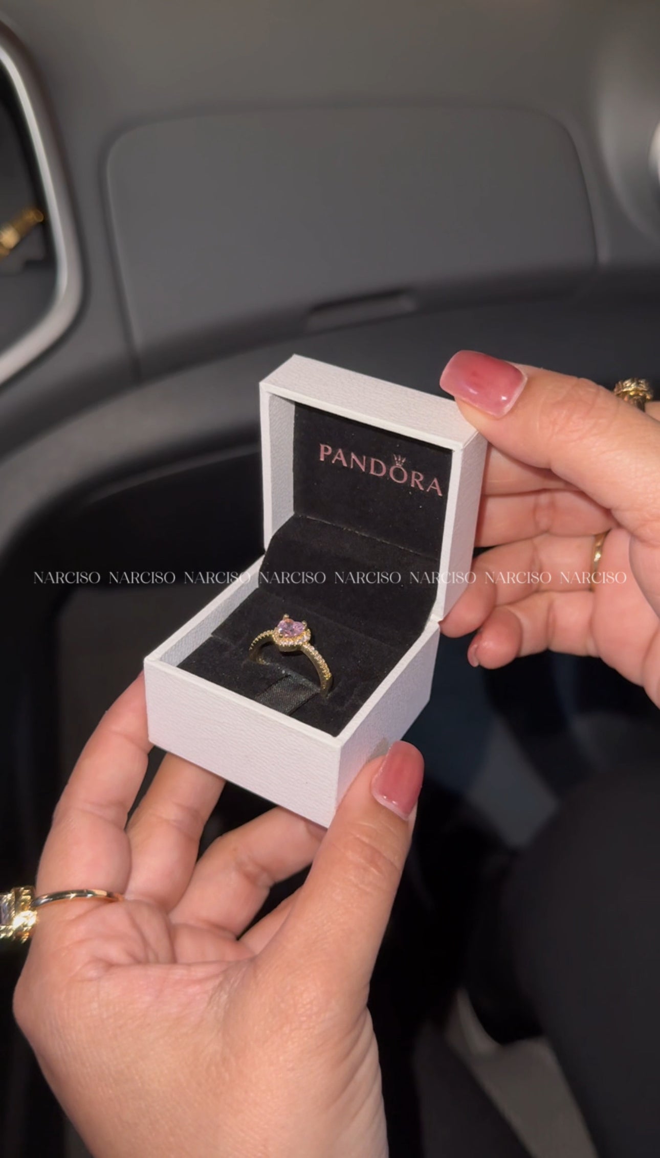 Anillo dorado Pandora corazón rosa