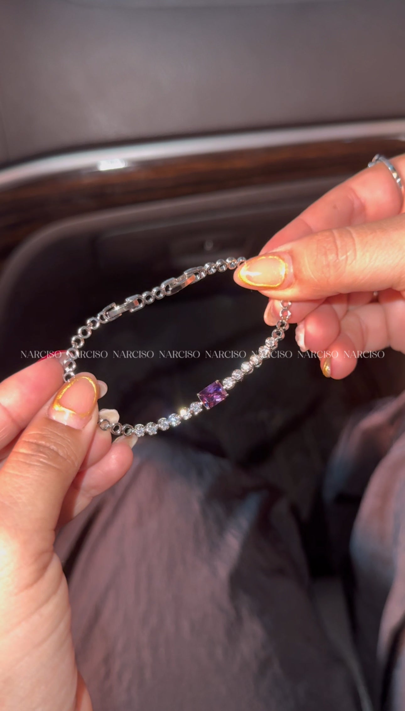 Brazalete plateado con morado