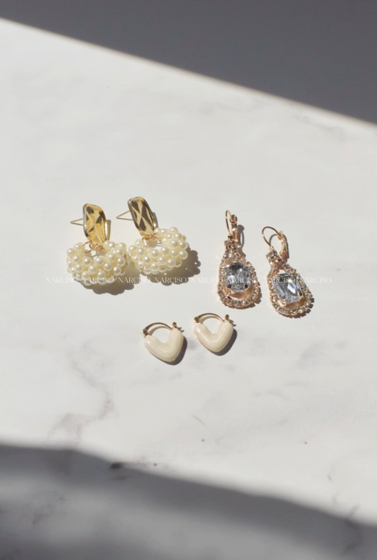 Set de aretes blancos
