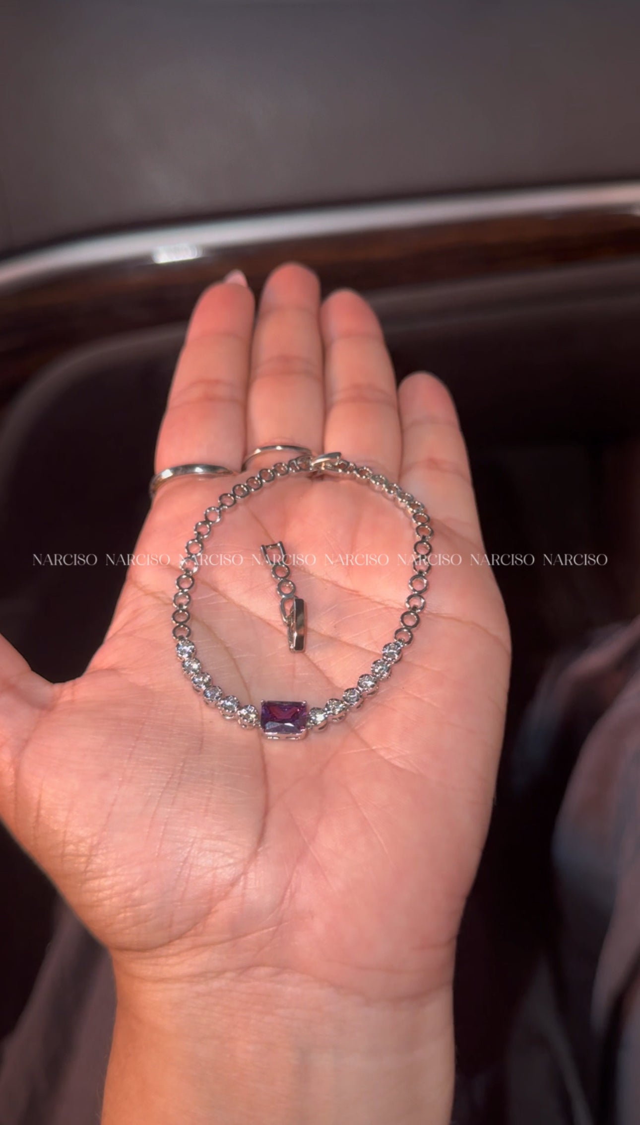 Brazalete plateado con morado