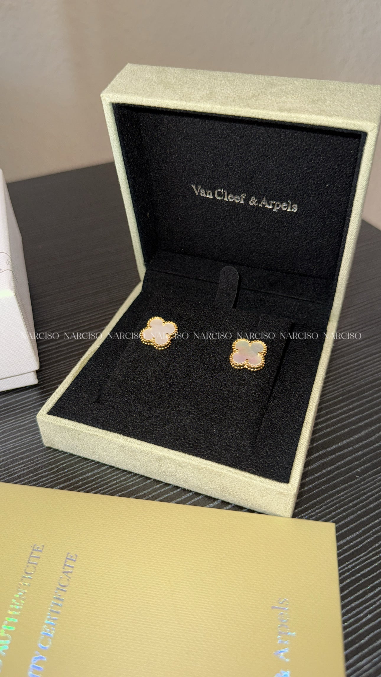 Aretes VC blanco con empaque