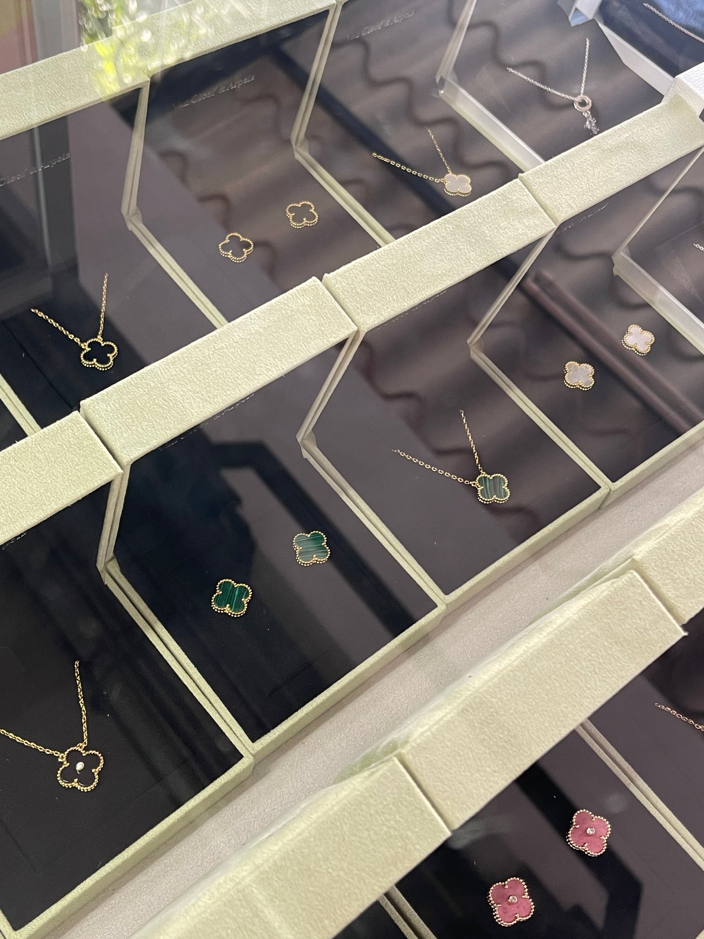 Collar VC verde con empaque