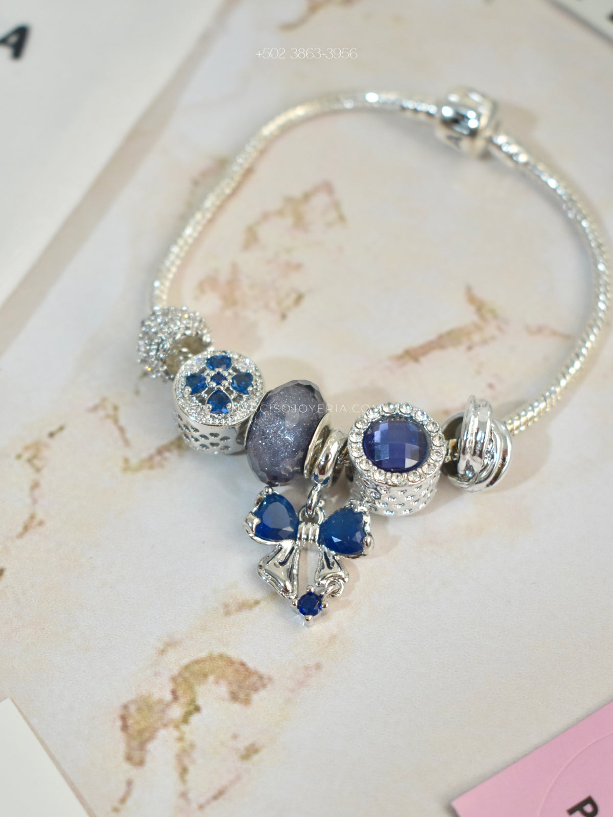 Pandora azul con moñita