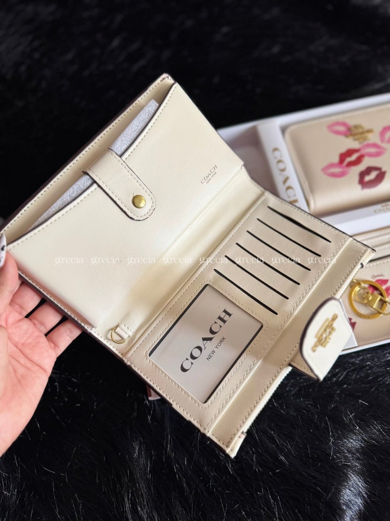 Set Coach blanco con besos