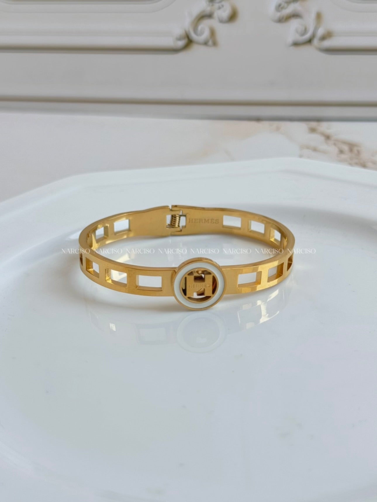 Hermes dorado y blanco