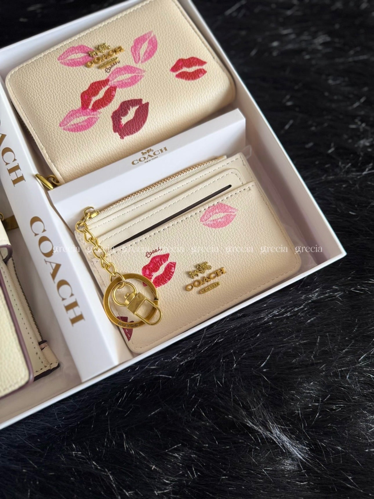 Set Coach blanco con besos