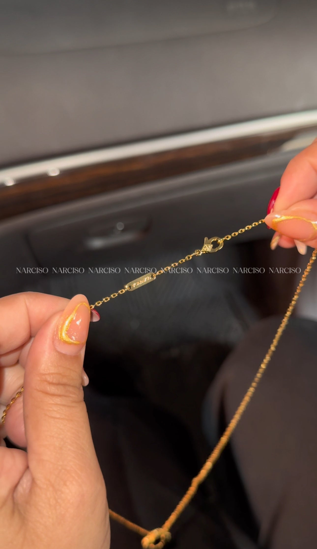 Collar VC negro con empaque
