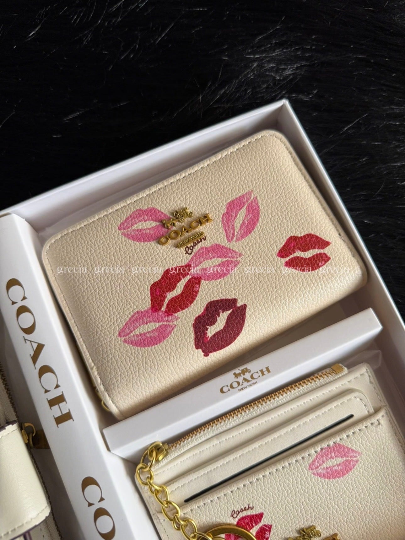 Set Coach blanco con besos