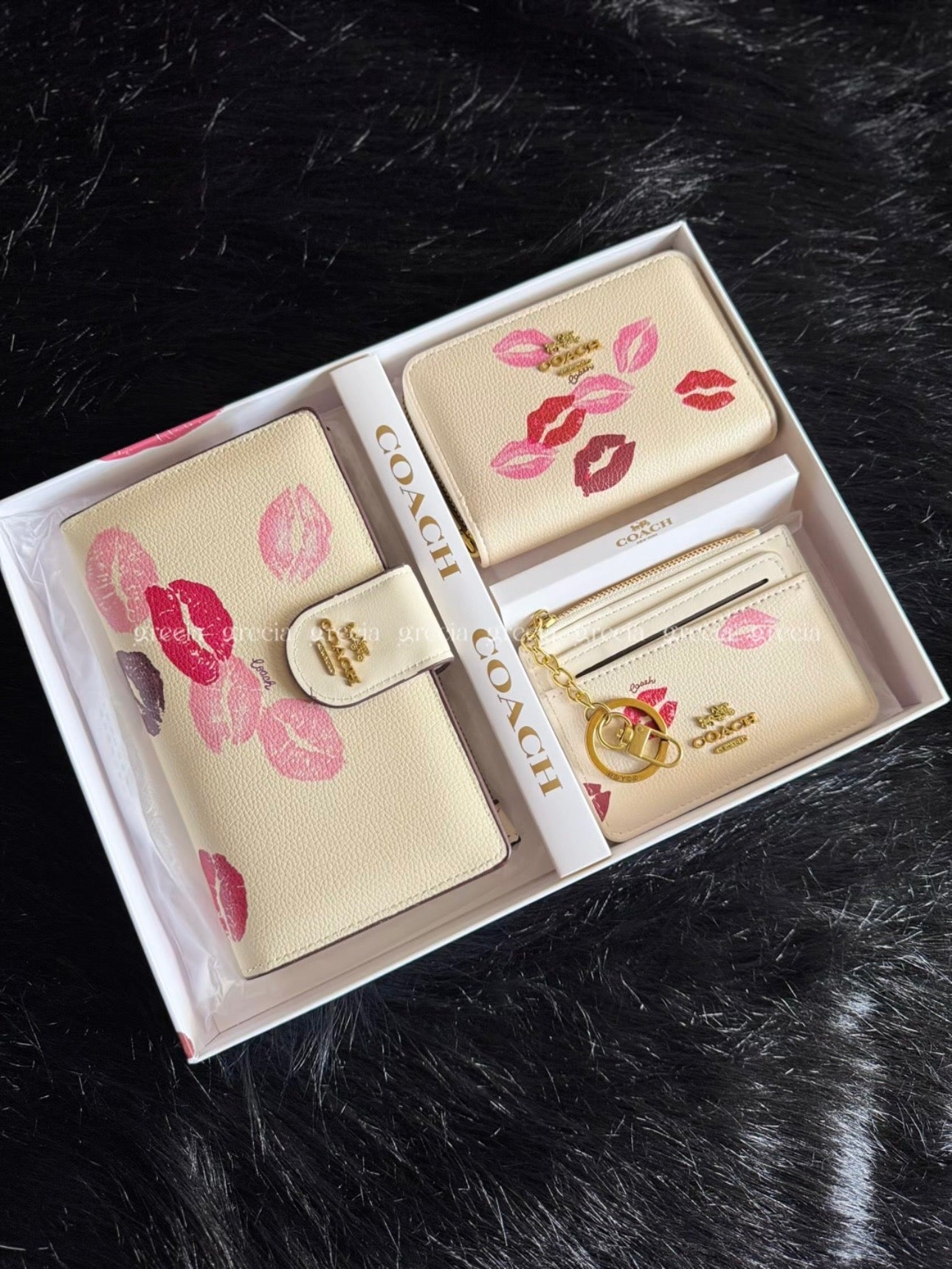 Set Coach blanco con besos