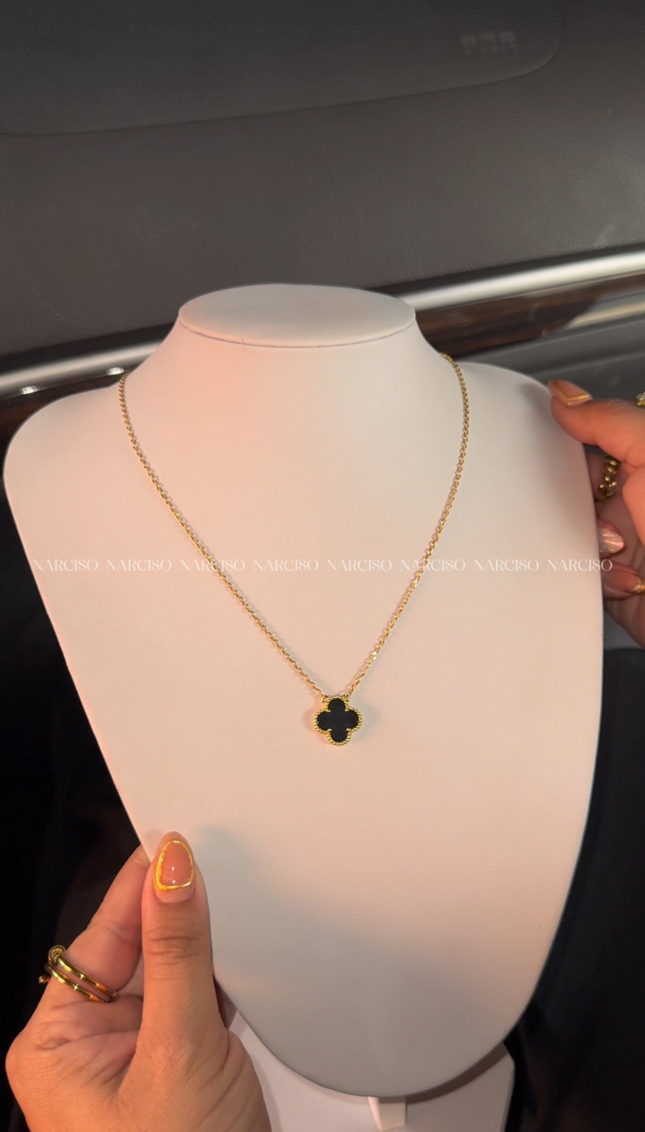 Collar VC negro con empaque