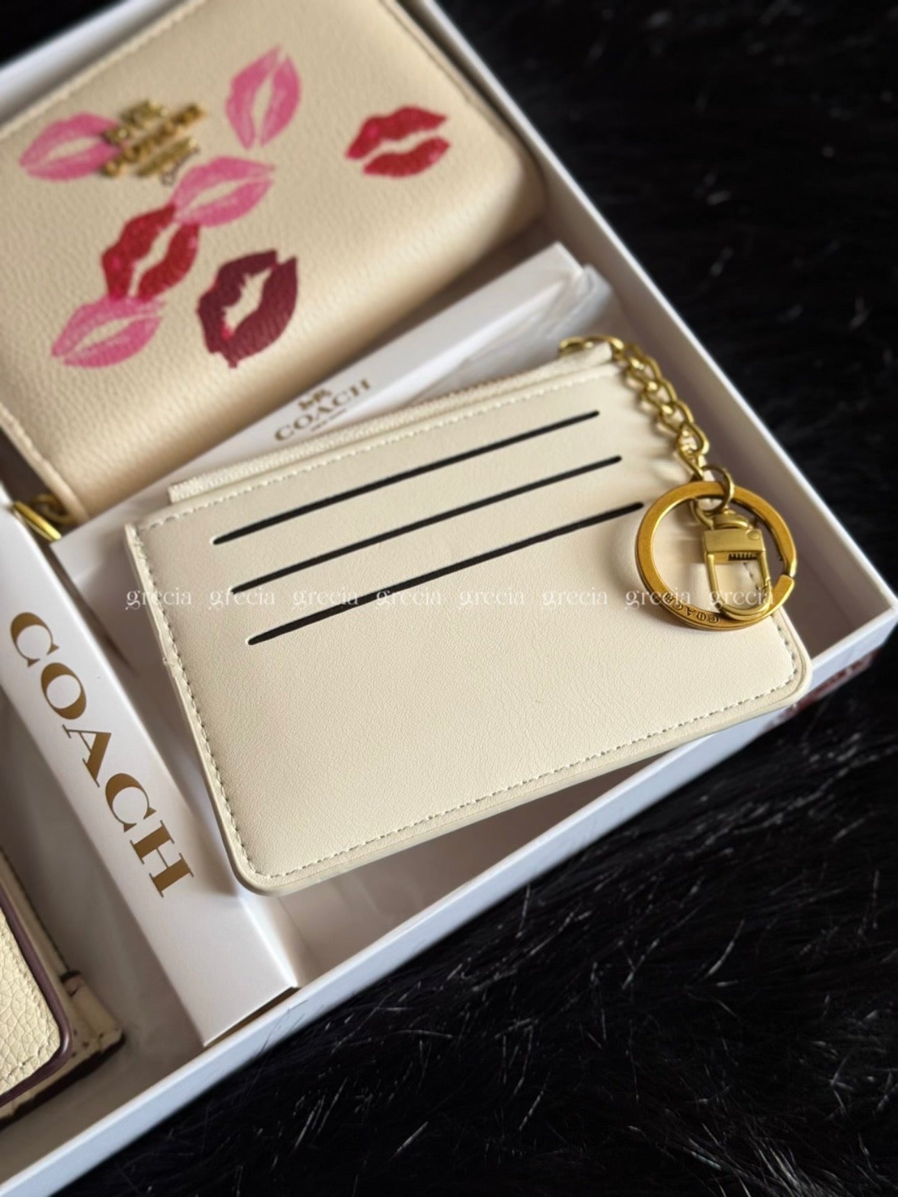 Set Coach blanco con besos