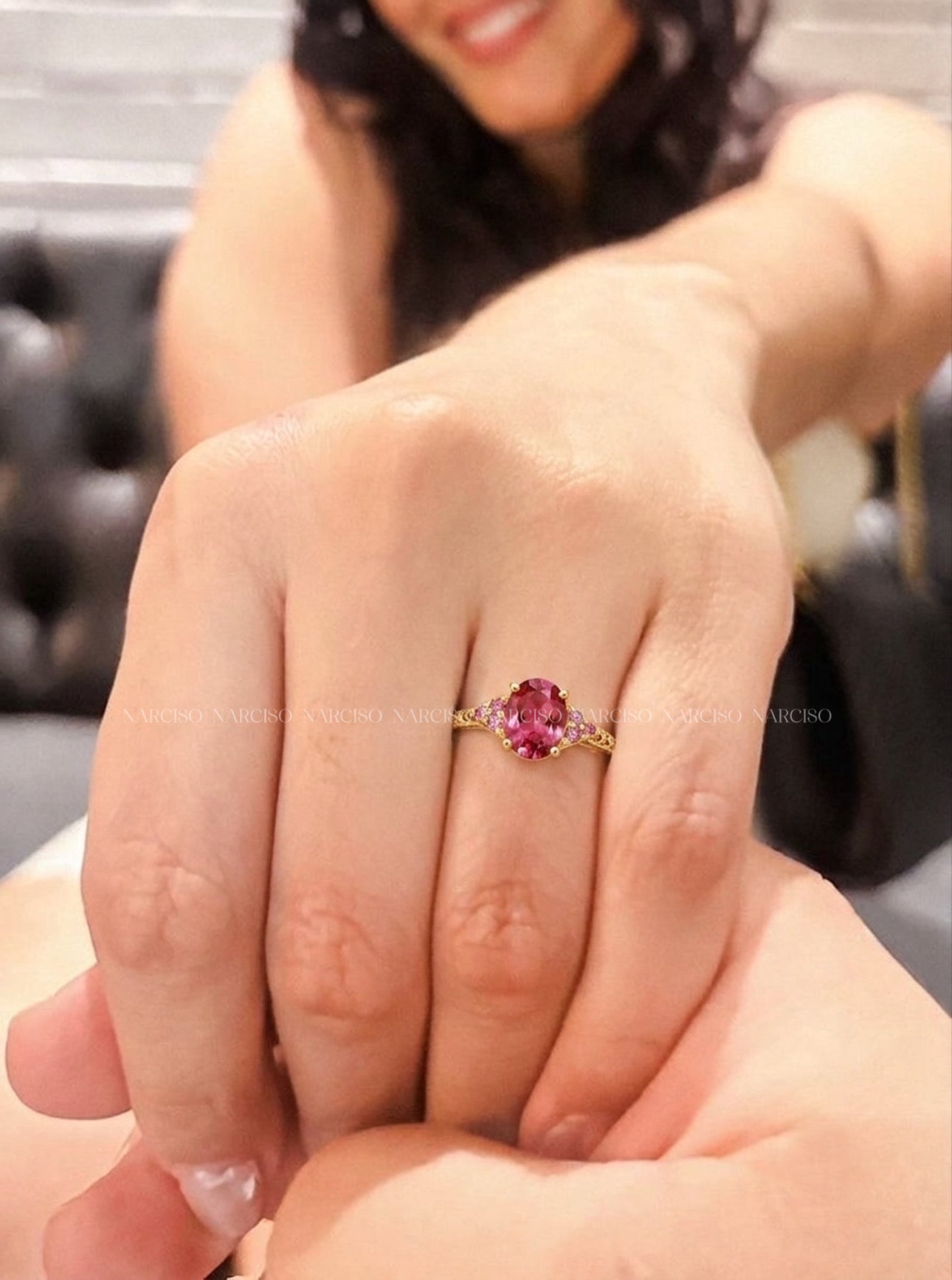 Anillo de promesa con cristales rojos