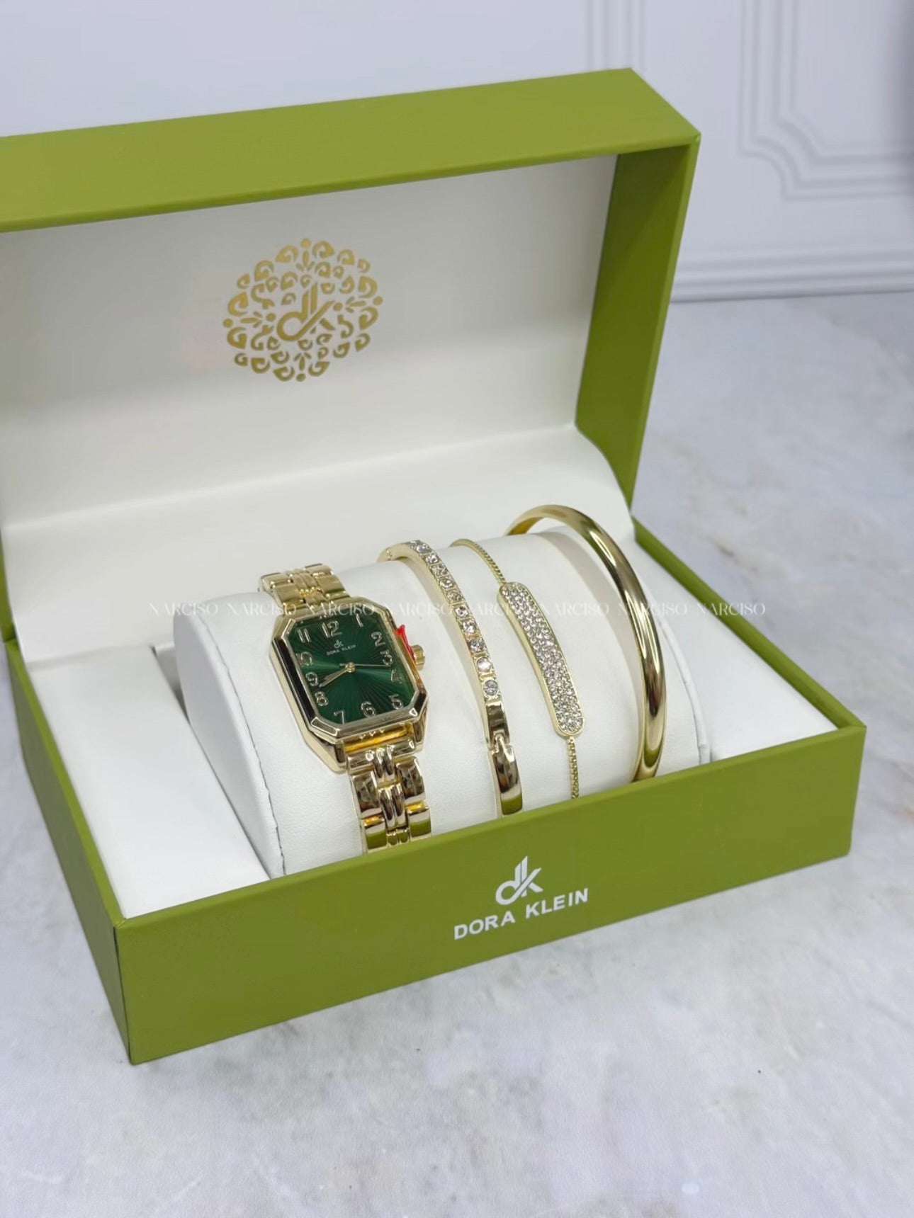Set dorado con verde