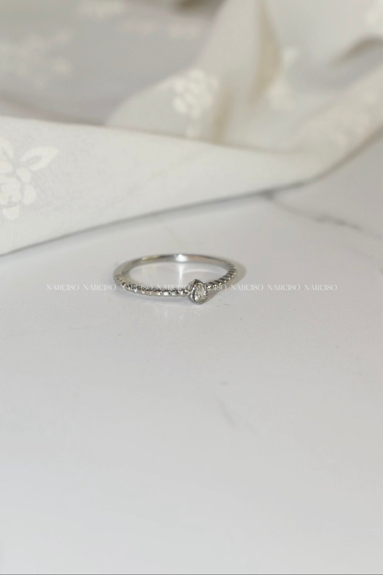 Delicado anillo promesa plateado