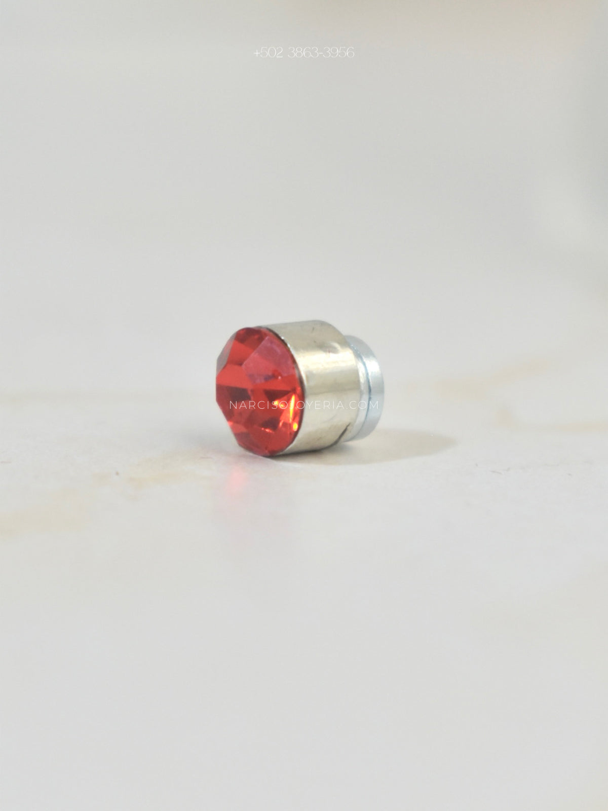 Piercing de imán rojo
