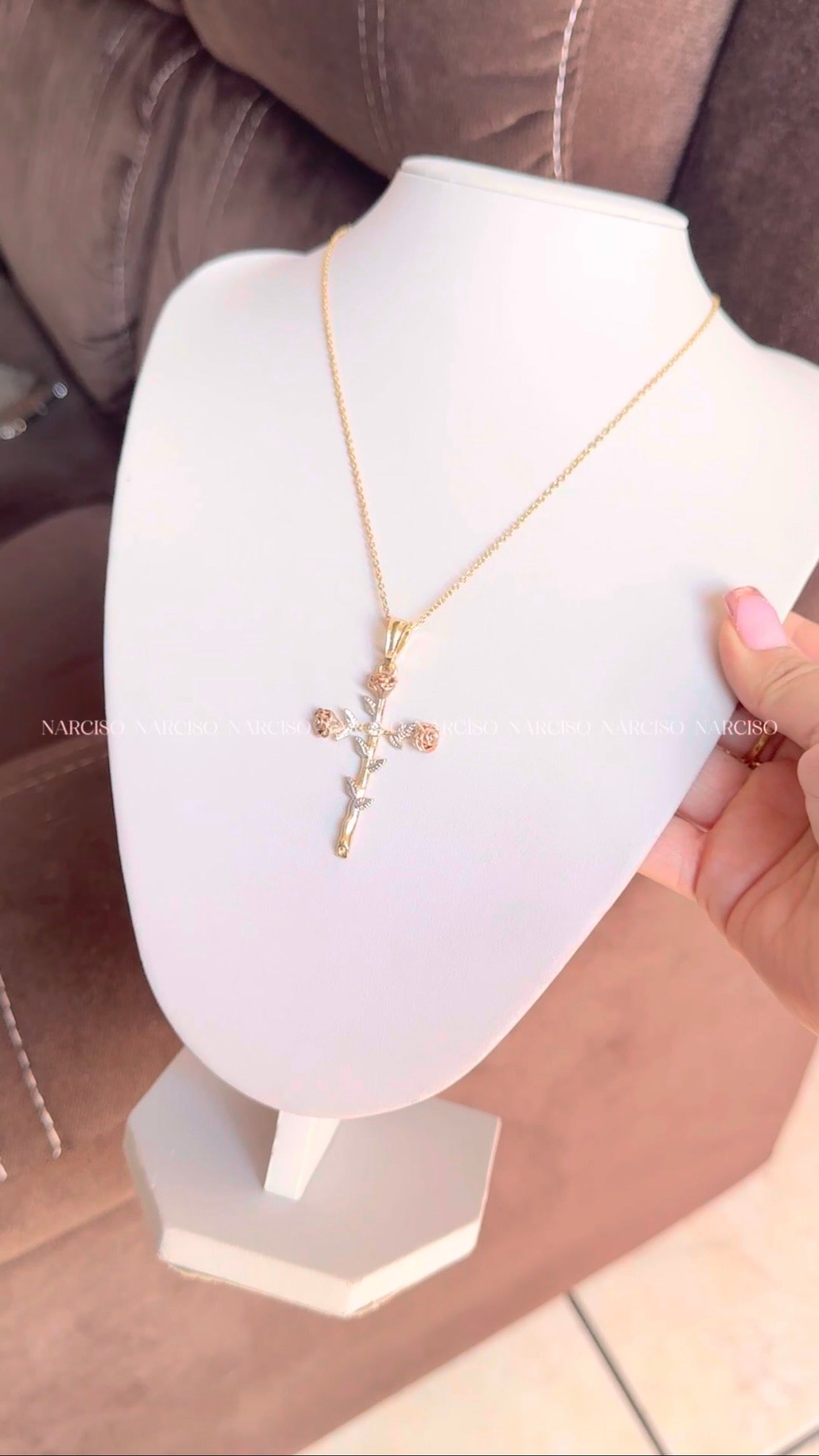 Collar con dije de cruz