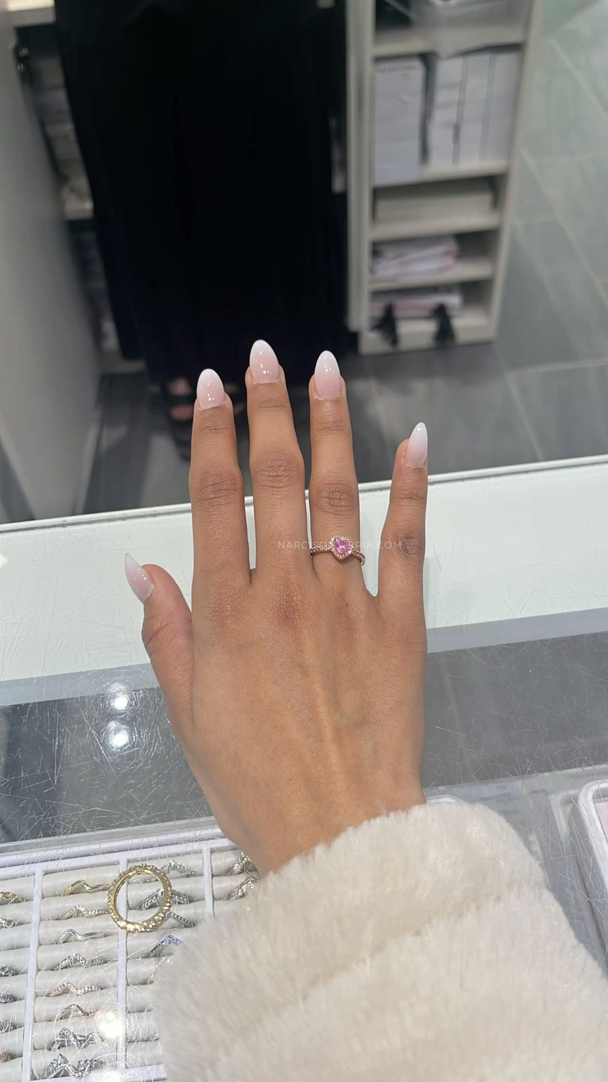 Anillo dorado corazón rosa