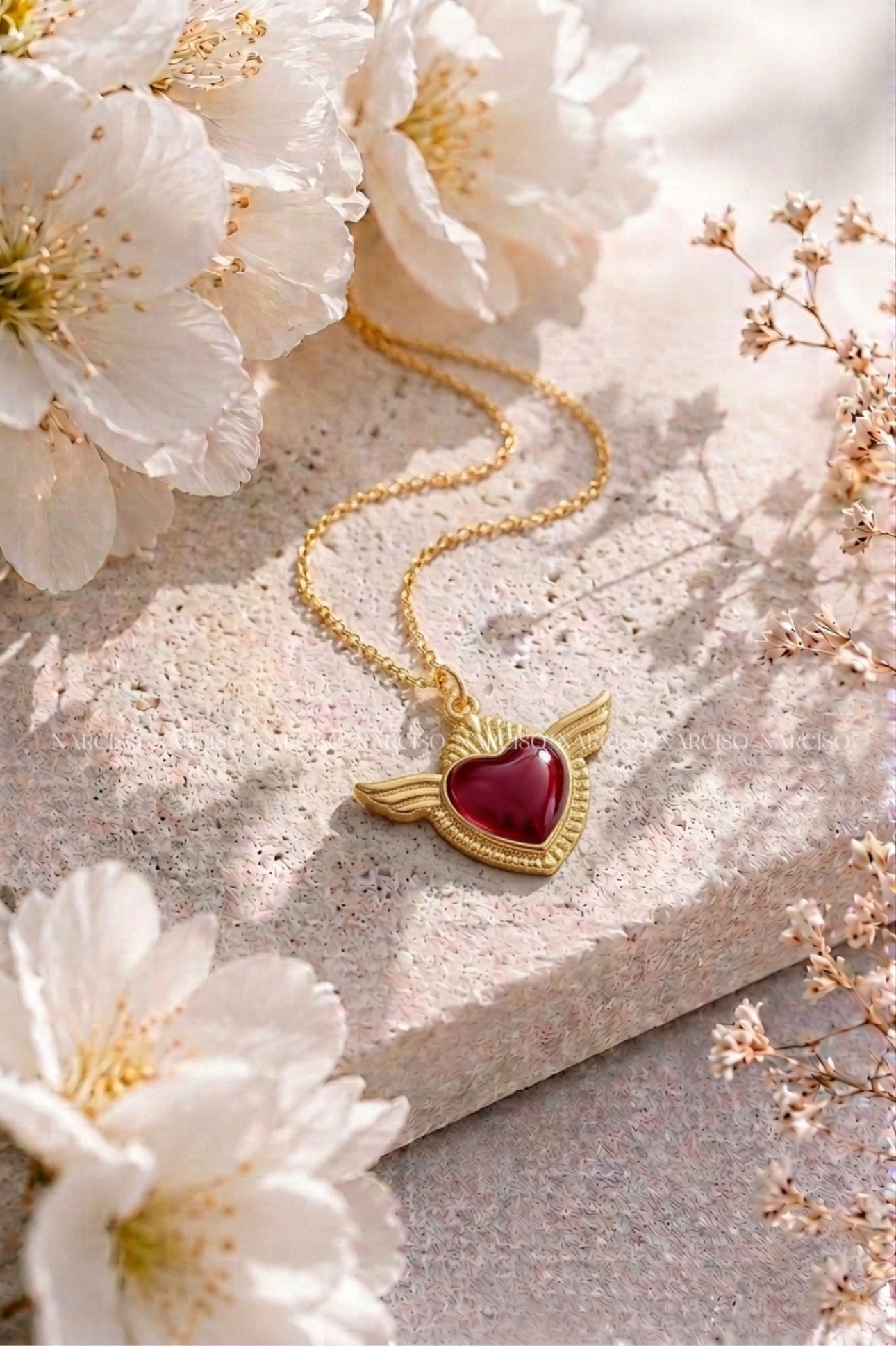 Collar corazón con alas