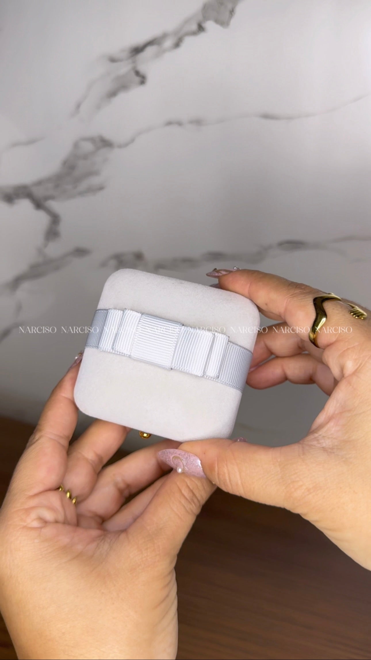 Joyero gris para anillo o aretes