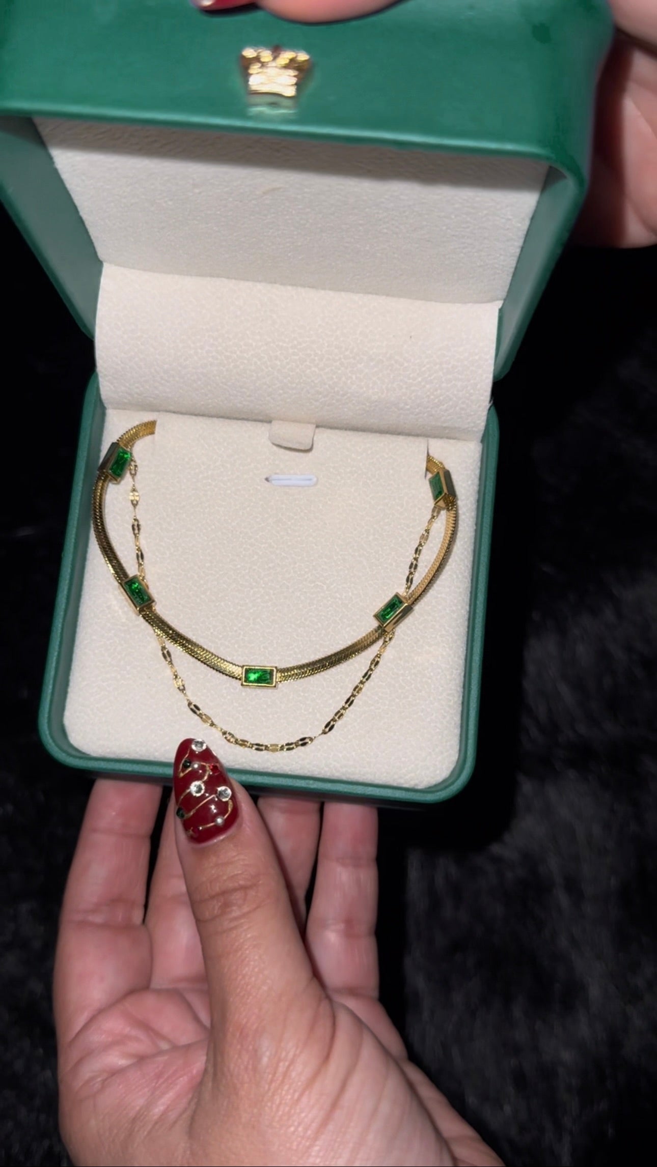 Collar doble dorado con circonitas verdes