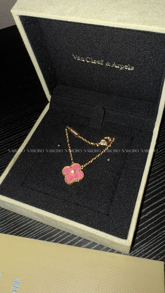 Collar VC rosa con empaque