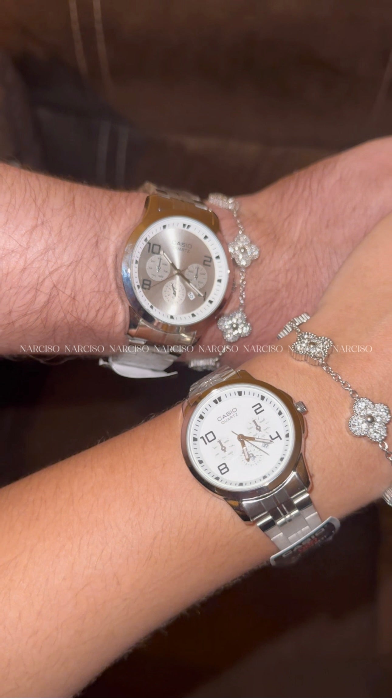 Dúo Casio plateado con blanco