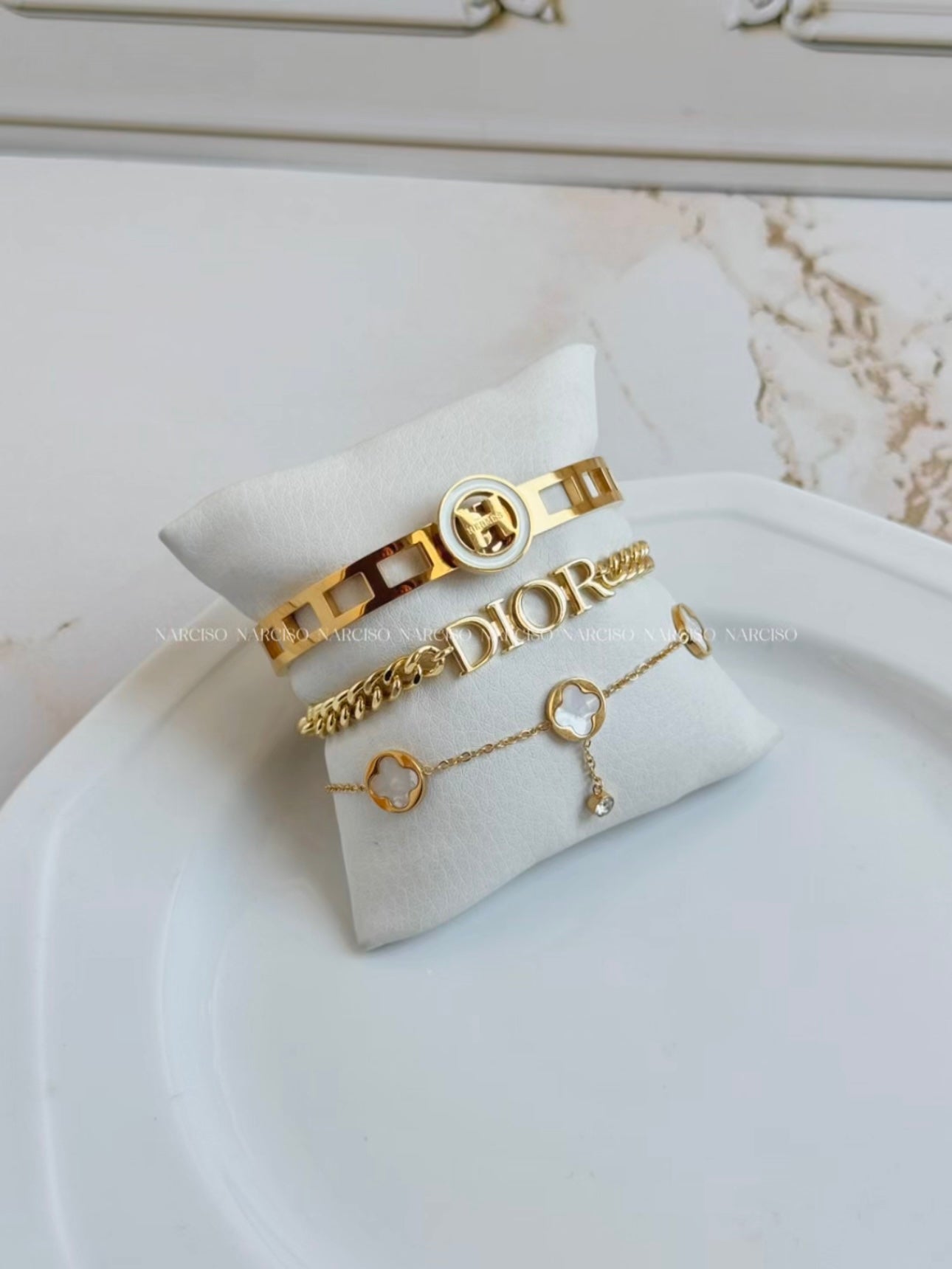 Hermes dorado y blanco