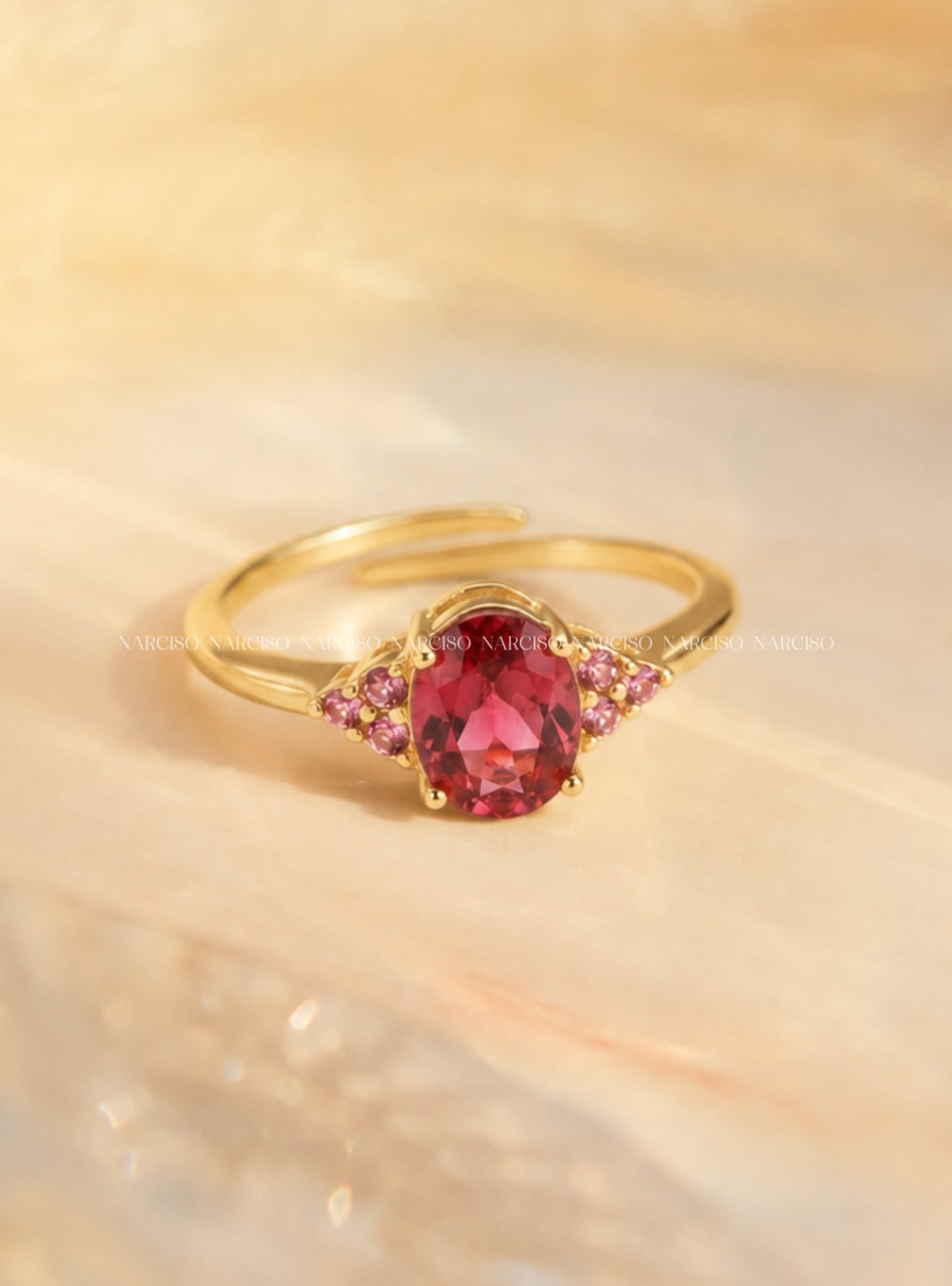 Anillo de promesa con cristales rojos