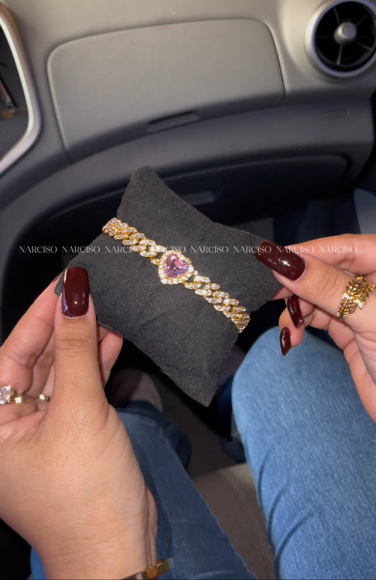 Brazalete brilloso con corazón rosa en dorado