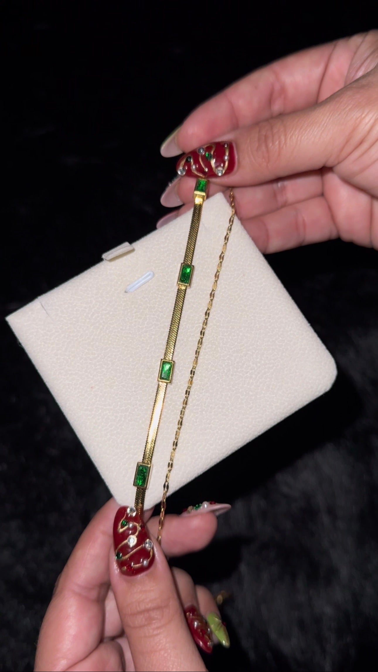 Collar doble dorado con circonitas verdes