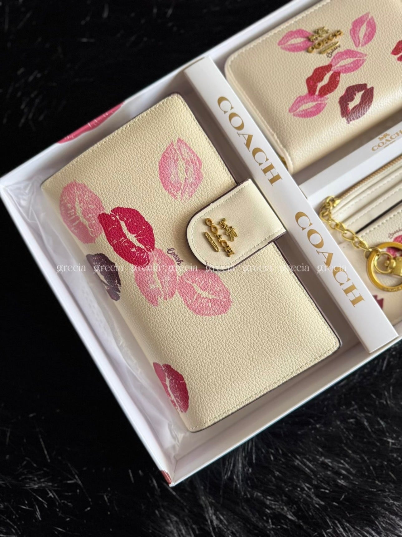 Set Coach blanco con besos