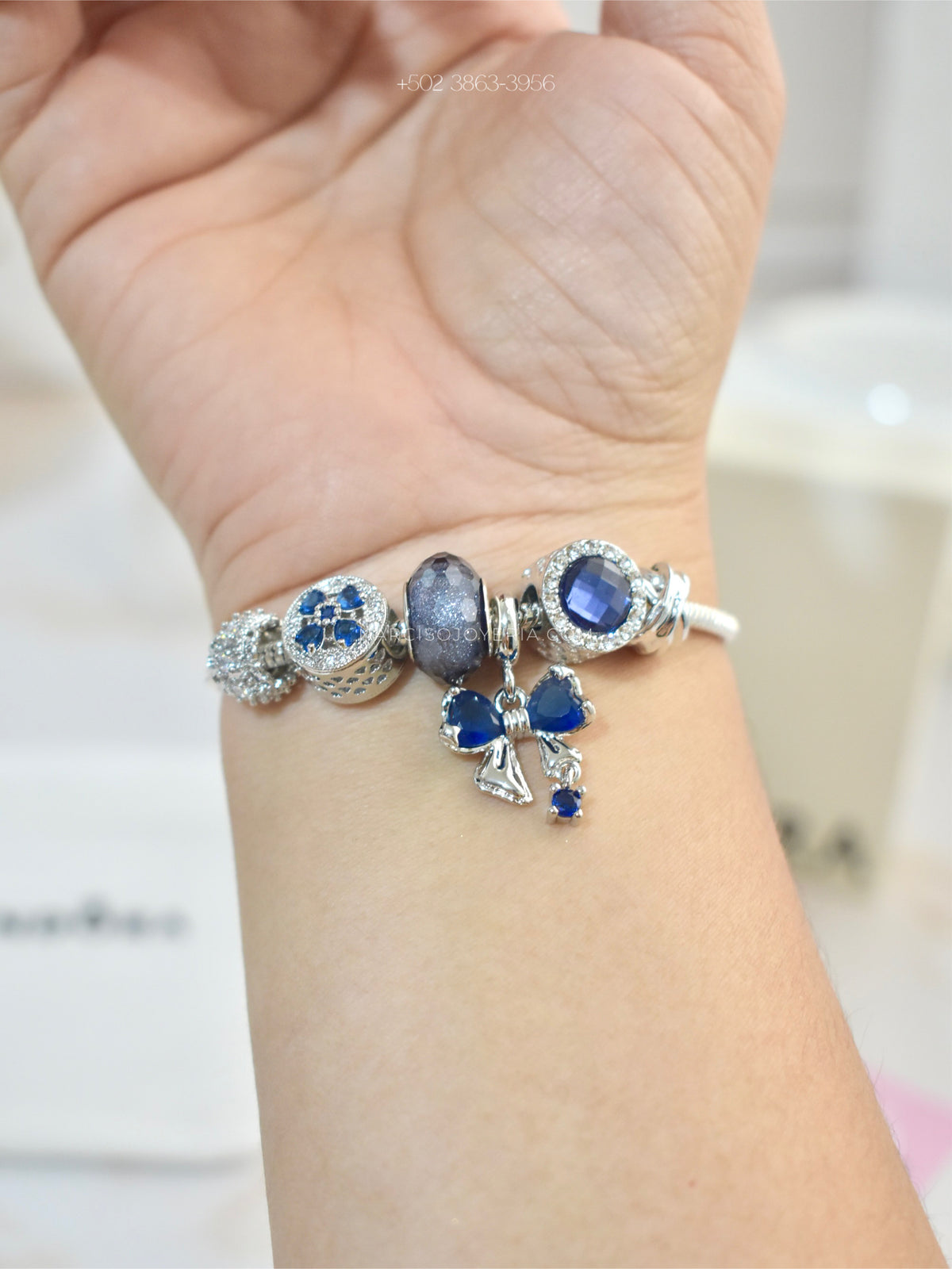 Pandora azul con moñita