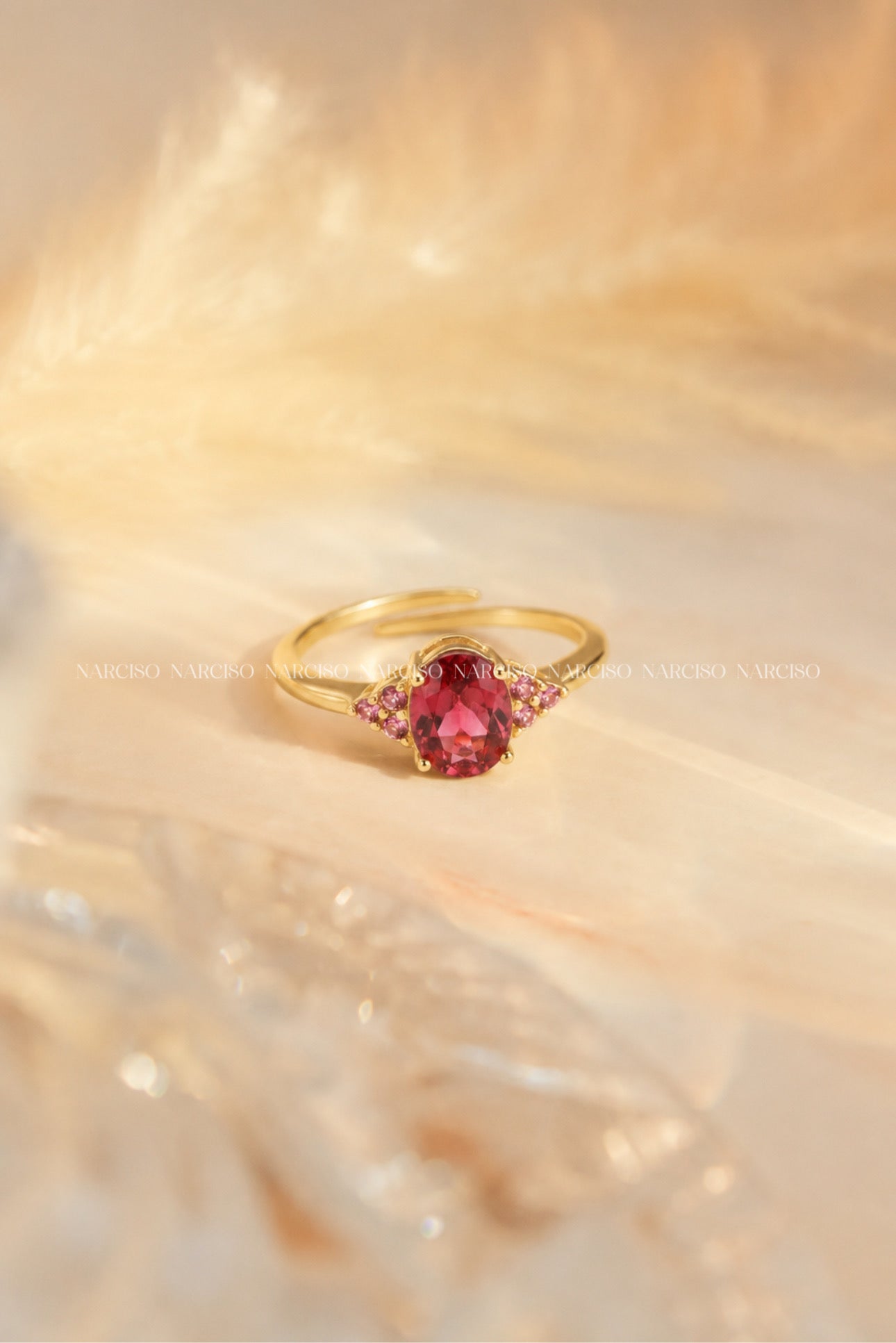 Anillo de promesa con cristales rojos