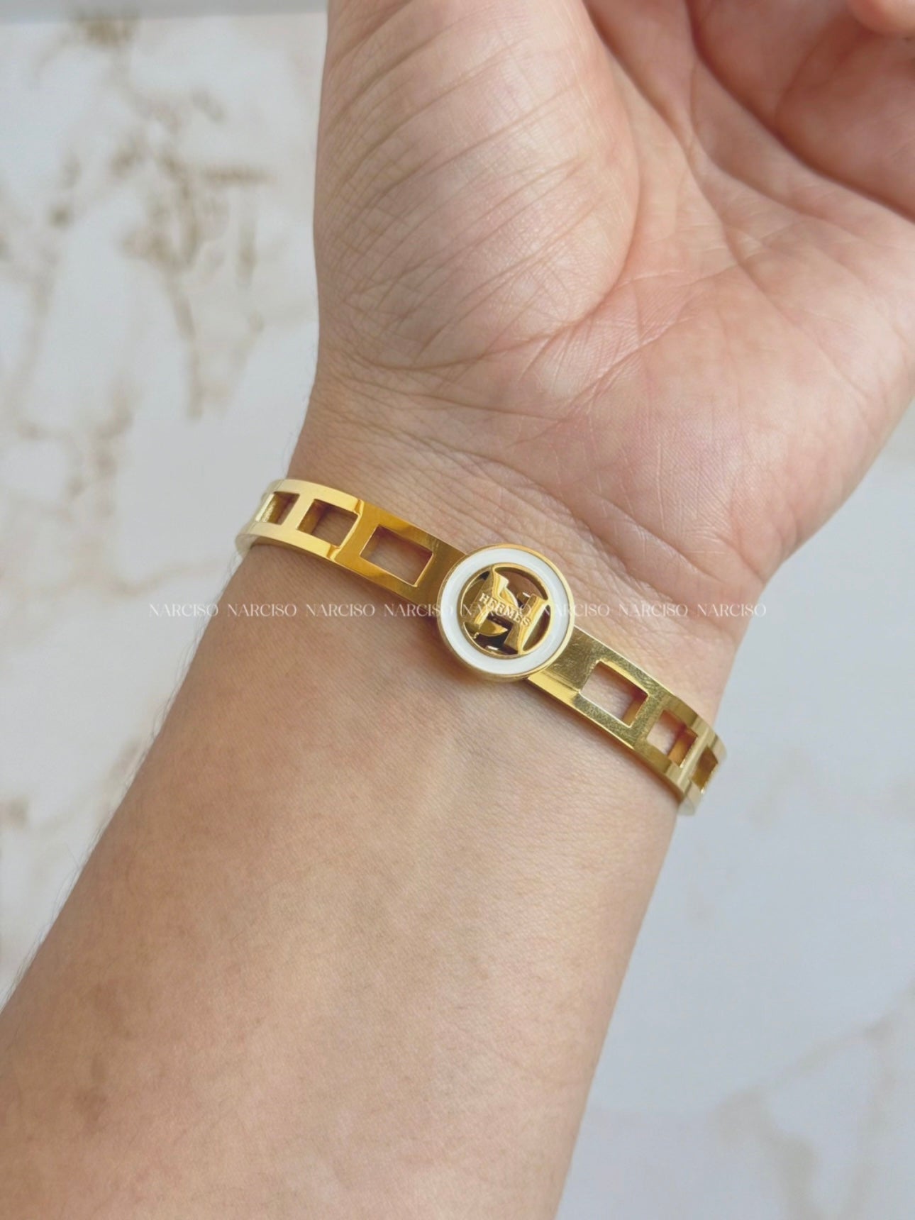 Hermes dorado y blanco