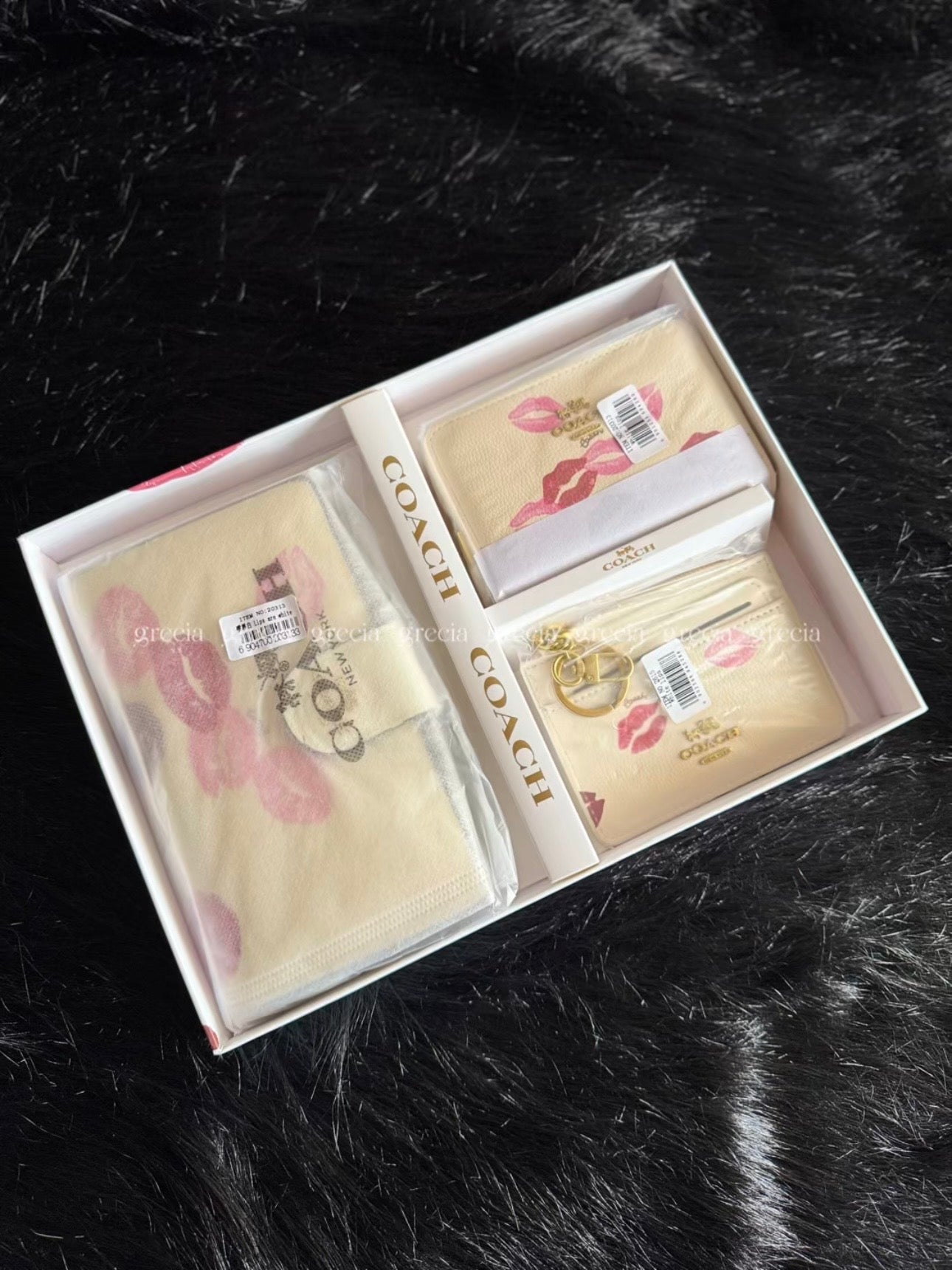 Set Coach blanco con besos