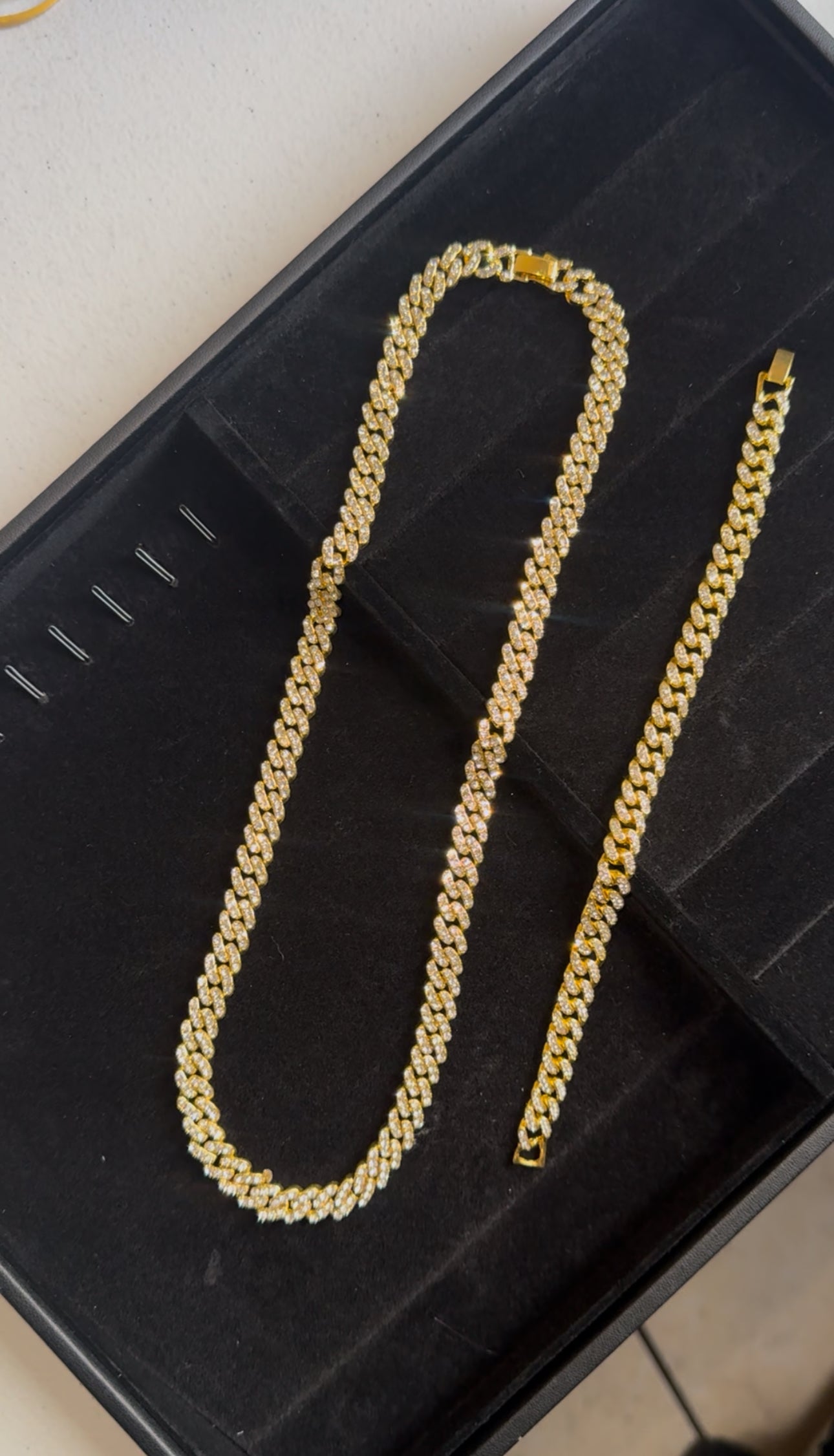 Set brilloso para caballero plateado