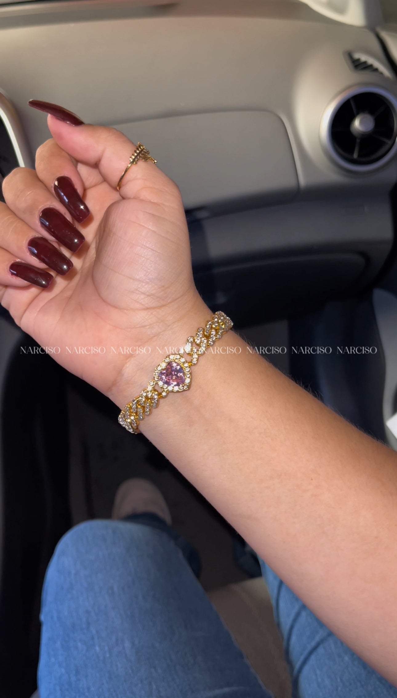Brazalete brilloso con corazón rosa en dorado